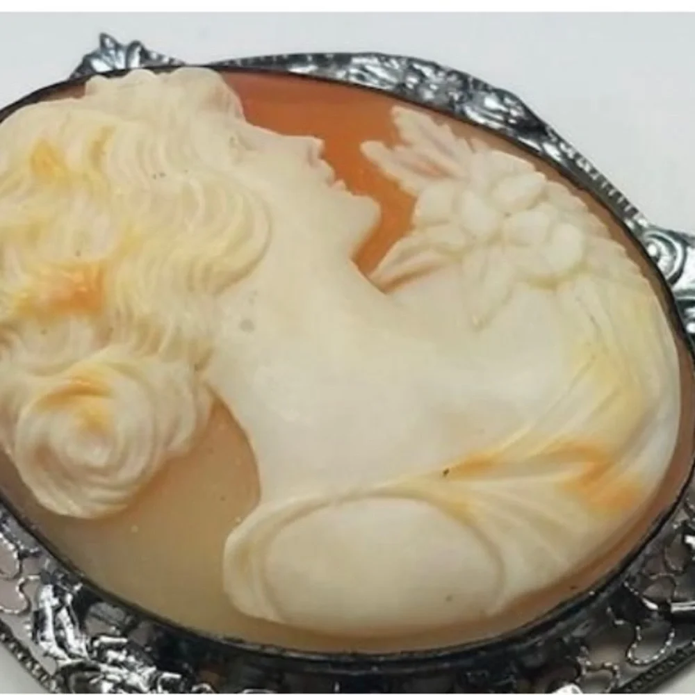 Vintage Ornate Silver Tone Shell Cameo Brooch. - Picture 2 of 5